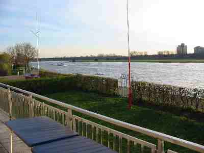 Blick von der Terasse auf den Rhein